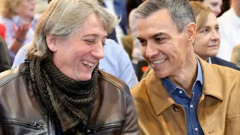 El presidente del Gobierno, Pedro Sánchez, clausura de las Jornadas del PSOE ''Atrévete a construir futuro en Castilla y León'', junto al secretario general del PSOECyL y candidato a la Presidencia de la Junta, Carlos Martínez. Foto: Campillo
