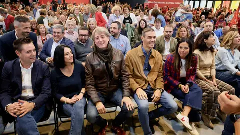 El presidente del Gobierno, Pedro Sánchez, clausura de las Jornadas del PSOE ''Atrévete a construir futuro en Castilla y León'', junto al secretario general del PSOECyL y candidato a la Presidencia de la Junta, Carlos Martínez. Foto: Campillo