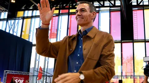 El presidente del Gobierno, Pedro Sánchez, clausura de las Jornadas del PSOE ''Atrévete a construir futuro en Castilla y León'', junto al secretario general del PSOECyL y candidato a la Presidencia de la Junta, Carlos Martínez. Foto: Campillo