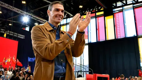 El presidente del Gobierno, Pedro Sánchez, clausura de las Jornadas del PSOE ''Atrévete a construir futuro en Castilla y León'', junto al secretario general del PSOECyL y candidato a la Presidencia de la Junta, Carlos Martínez. Foto: Campillo
