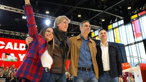 El presidente del Gobierno, Pedro Sánchez, clausura de las Jornadas del PSOE ''Atrévete a construir futuro en Castilla y León'', junto al secretario general del PSOECyL y candidato a la Presidencia de la Junta, Carlos Martínez. Foto: Campillo