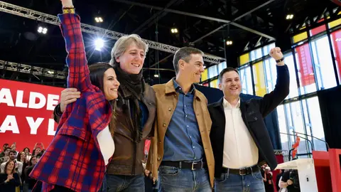 El presidente del Gobierno, Pedro Sánchez, clausura de las Jornadas del PSOE ''Atrévete a construir futuro en Castilla y León'', junto al secretario general del PSOECyL y candidato a la Presidencia de la Junta, Carlos Martínez. Foto: Campillo