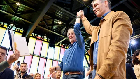 El presidente del Gobierno, Pedro Sánchez, clausura de las Jornadas del PSOE ''Atrévete a construir futuro en Castilla y León'', junto al secretario general del PSOECyL y candidato a la Presidencia de la Junta, Carlos Martínez. Foto: Campillo