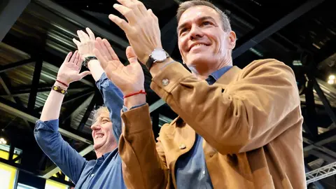El presidente del Gobierno, Pedro Sánchez, clausura de las Jornadas del PSOE ''Atrévete a construir futuro en Castilla y León'', junto al secretario general del PSOECyL y candidato a la Presidencia de la Junta, Carlos Martínez. Foto: Campillo