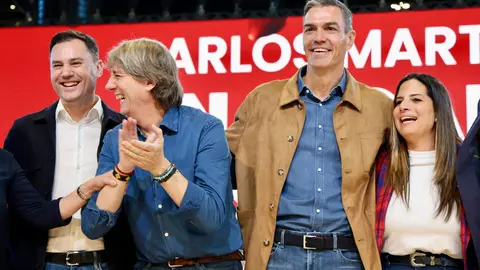 El presidente del Gobierno, Pedro Sánchez, clausura de las Jornadas del PSOE ''Atrévete a construir futuro en Castilla y León'', junto al secretario general del PSOECyL y candidato a la Presidencia de la Junta, Carlos Martínez. Foto: Campillo