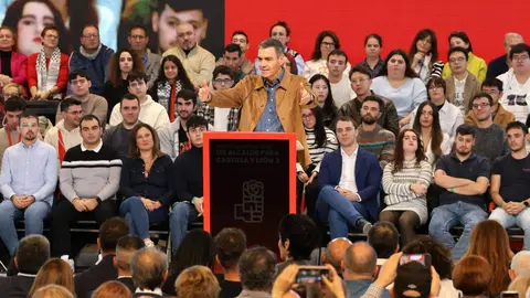 El presidente del Gobierno, Pedro Sánchez, clausura de las Jornadas del PSOE ''Atrévete a construir futuro en Castilla y León'', junto al secretario general del PSOECyL y candidato a la Presidencia de la Junta, Carlos Martínez. Foto: Campillo