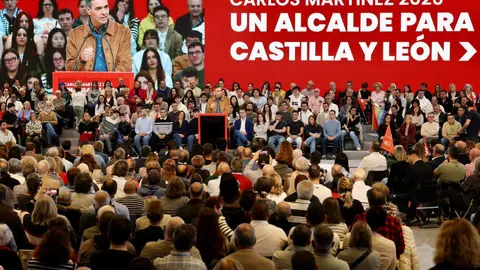 El presidente del Gobierno, Pedro Sánchez, clausura de las Jornadas del PSOE ''Atrévete a construir futuro en Castilla y León'', junto al secretario general del PSOECyL y candidato a la Presidencia de la Junta, Carlos Martínez. Foto: Campillo