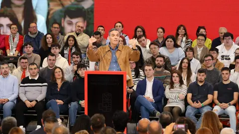 El presidente del Gobierno, Pedro Sánchez, clausura de las Jornadas del PSOE ''Atrévete a construir futuro en Castilla y León'', junto al secretario general del PSOECyL y candidato a la Presidencia de la Junta, Carlos Martínez. Foto: Campillo