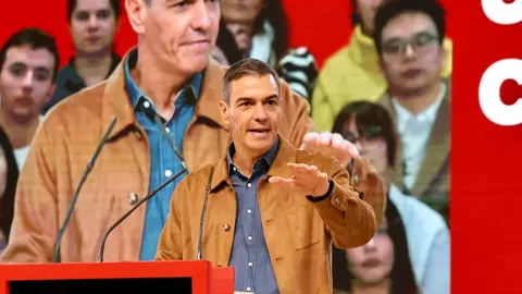 El presidente del Gobierno, Pedro Sánchez, clausura de las Jornadas del PSOE ''Atrévete a construir futuro en Castilla y León'', junto al secretario general del PSOECyL y candidato a la Presidencia de la Junta, Carlos Martínez. Foto: Campillo