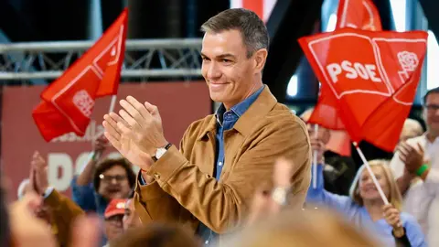 El presidente del Gobierno, Pedro Sánchez, clausura de las Jornadas del PSOE ''Atrévete a construir futuro en Castilla y León'', junto al secretario general del PSOECyL y candidato a la Presidencia de la Junta, Carlos Martínez. Foto: Campillo