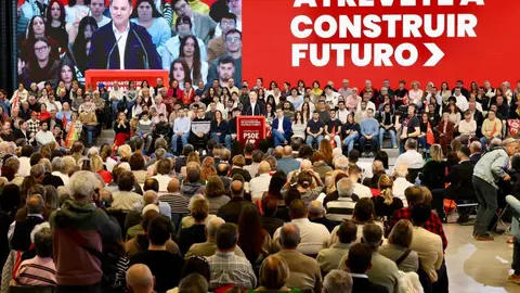 El presidente del Gobierno, Pedro Sánchez, clausura de las Jornadas del PSOE ''Atrévete a construir futuro en Castilla y León'', junto al secretario general del PSOECyL y candidato a la Presidencia de la Junta, Carlos Martínez. Foto: Campillo