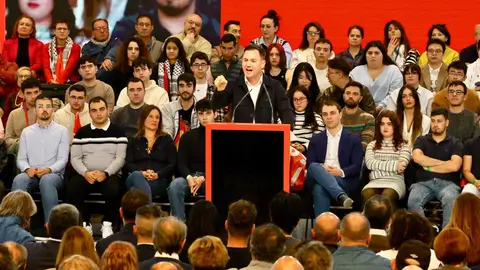 El presidente del Gobierno, Pedro Sánchez, clausura de las Jornadas del PSOE ''Atrévete a construir futuro en Castilla y León'', junto al secretario general del PSOECyL y candidato a la Presidencia de la Junta, Carlos Martínez. Foto: Campillo