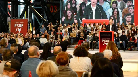 El presidente del Gobierno, Pedro Sánchez, clausura de las Jornadas del PSOE ''Atrévete a construir futuro en Castilla y León'', junto al secretario general del PSOECyL y candidato a la Presidencia de la Junta, Carlos Martínez. Foto: Campillo