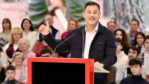 El presidente del Gobierno, Pedro Sánchez, clausura de las Jornadas del PSOE ''Atrévete a construir futuro en Castilla y León'', junto al secretario general del PSOECyL y candidato a la Presidencia de la Junta, Carlos Martínez. Foto: Campillo
