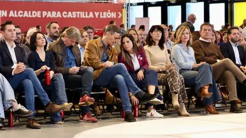 El presidente del Gobierno, Pedro Sánchez, clausura de las Jornadas del PSOE ''Atrévete a construir futuro en Castilla y León'', junto al secretario general del PSOECyL y candidato a la Presidencia de la Junta, Carlos Martínez. Foto: Campillo