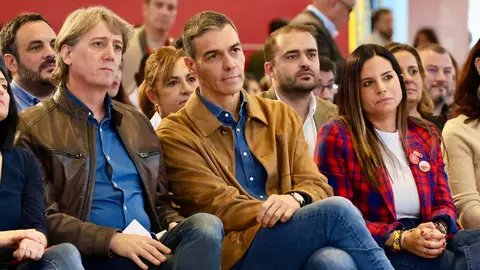 El presidente del Gobierno, Pedro Sánchez, clausura de las Jornadas del PSOE ''Atrévete a construir futuro en Castilla y León'', junto al secretario general del PSOECyL y candidato a la Presidencia de la Junta, Carlos Martínez. Foto: Campillo