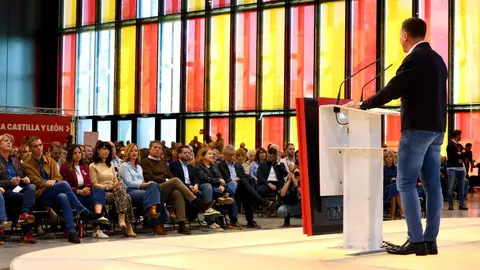 El presidente del Gobierno, Pedro Sánchez, clausura de las Jornadas del PSOE ''Atrévete a construir futuro en Castilla y León'', junto al secretario general del PSOECyL y candidato a la Presidencia de la Junta, Carlos Martínez. Foto: Campillo