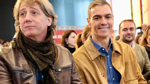 El presidente del Gobierno, Pedro Sánchez, clausura de las Jornadas del PSOE ''Atrévete a construir futuro en Castilla y León'', junto al secretario general del PSOECyL y candidato a la Presidencia de la Junta, Carlos Martínez. Foto: Campillo