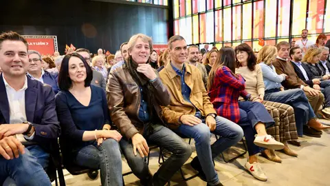 El presidente del Gobierno, Pedro Sánchez, clausura de las Jornadas del PSOE ''Atrévete a construir futuro en Castilla y León'', junto al secretario general del PSOECyL y candidato a la Presidencia de la Junta, Carlos Martínez. Foto: Campillo