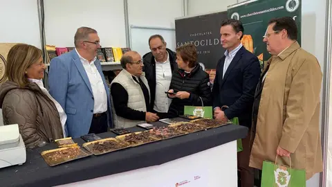 Gijón acogió hoy el tradicional desfile de pendones leoneses que cada año se celebra por estas fechas, organizado por la Casa de León en el Principado con motivo de sus fiestas, en colaboración con la institución provincial, y que cumple estos días su 41 aniversario.