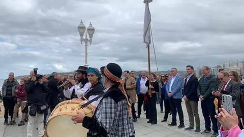 Gijón acogió hoy el tradicional desfile de pendones leoneses que cada año se celebra por estas fechas, organizado por la Casa de León en el Principado con motivo de sus fiestas, en colaboración con la institución provincial, y que cumple estos días su 41 aniversario.