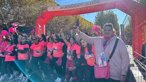 XI Carrera de la Mujer contra el cáncer de mama, que agotó los 6.000 dorsales, recorrió este domingo las calles del centro de León. Foto: AytoLeon