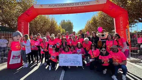 XI Carrera de la Mujer contra el cáncer de mama, que agotó los 6.000 dorsales, recorrió este domingo las calles del centro de León. Foto: AytoLeon