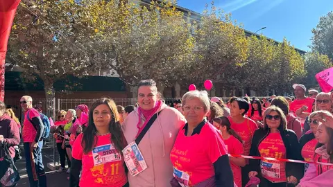XI Carrera de la Mujer contra el cáncer de mama, que agotó los 6.000 dorsales, recorrió este domingo las calles del centro de León. Foto: AytoLeon