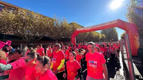 XI Carrera de la Mujer contra el cáncer de mama, que agotó los 6.000 dorsales, recorrió este domingo las calles del centro de León. Foto: AytoLeon