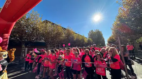 XI Carrera de la Mujer contra el cáncer de mama, que agotó los 6.000 dorsales, recorrió este domingo las calles del centro de León. Foto: AytoLeon