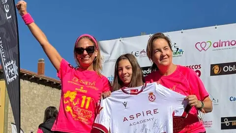 XI Carrera de la Mujer contra el cáncer de mama, que agotó los 6.000 dorsales, recorrió este domingo las calles del centro de León.