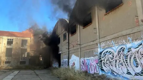 El fuego, registrado este domingo en una instalación abandonada, generó una intensa humareda que obligó a los efectivos a ventilar el recinto antes de extinguir las llamas. Fotos: Sepeis