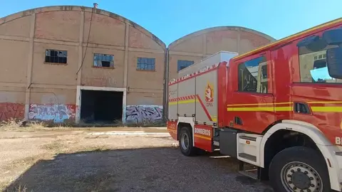 El fuego, registrado este domingo en una instalación abandonada, generó una intensa humareda que obligó a los efectivos a ventilar el recinto antes de extinguir las llamas. Fotos: Sepeis