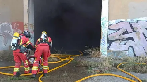 El fuego, registrado este domingo en una instalación abandonada, generó una intensa humareda que obligó a los efectivos a ventilar el recinto antes de extinguir las llamas. Fotos: Sepeis