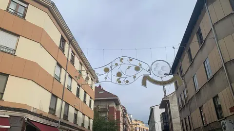 Las luces de Navidad ya están instaladas en la calle Daoiz y Velarde (en la imagen) o en la carretera de Asturias.