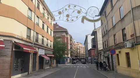 Las luces de Navidad ya están instaladas en la calle Daoiz y Velarde (en la imagen) o en la carretera de Asturias.