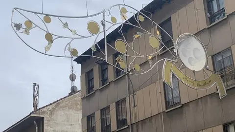 Las luces de Navidad ya están instaladas en la calle Daoiz y Velarde (en la imagen) o en la carretera de Asturias.
