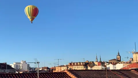 Dos globos aerostáticos sobrevuelan el centro de León. Foto: A.F.R.