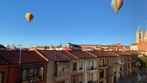 Dos globos aerostáticos sobrevuelan el centro de León. Foto: A.F.R.