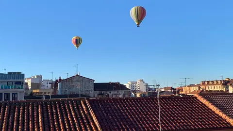 Dos globos aerostáticos sobrevuelan el centro de León. Foto: A.F.R.
