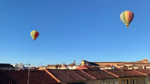 Dos globos aerostáticos sobrevuelan el centro de León. Foto: A.F.R.