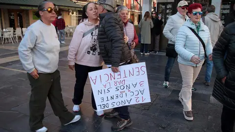 Familiares de los mineros muertos en la Hullera Vasco Leonesa protagonizan un recorrido por la capital leonesa en el decimosegundo aniversario de la tragedia. Foto: Peio García