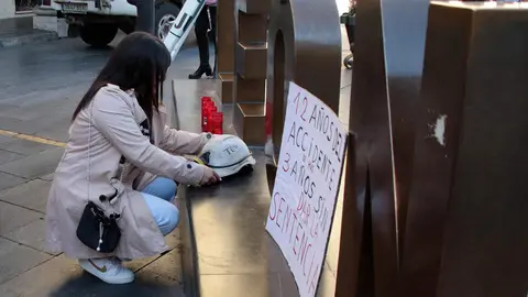 Familiares de los mineros muertos en la Hullera Vasco Leonesa protagonizan un recorrido por la capital leonesa en el decimosegundo aniversario de la tragedia. Foto: Peio García