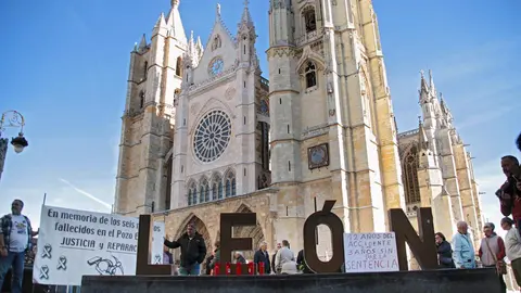 Familiares de los mineros muertos en la Hullera Vasco Leonesa protagonizan un recorrido por la capital leonesa en el decimosegundo aniversario de la tragedia. Foto: Peio García