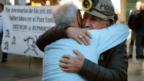 Familiares de los mineros muertos en la Hullera Vasco Leonesa protagonizan un recorrido por la capital leonesa en el decimosegundo aniversario de la tragedia. Foto: Peio García