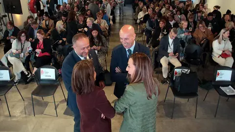 El alcalde de León, José Antonio Diez, y el presidente de la Diputación, participan en el acto de bienvenida de la convención de turismo internacional de la Asociación Canadiense de Agentes y Asesores de Viajes. Foto: Peio García