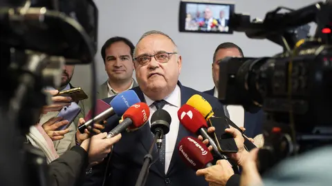 El consejero de Sanidad, Alejandro Vázquez Ramos, durante su visita la Unidad de Afrontamiento Activo del Dolor Crónico en Ponferrada. Foto: César Sánchez