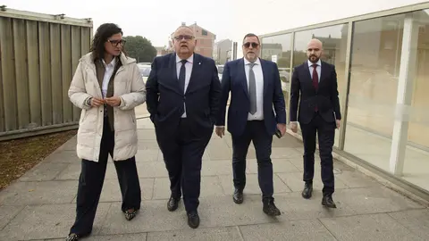 El consejero de Sanidad, Alejandro Vázquez Ramos, durante su visita la Unidad de Afrontamiento Activo del Dolor Crónico en Ponferrada. Foto: César Sánchez