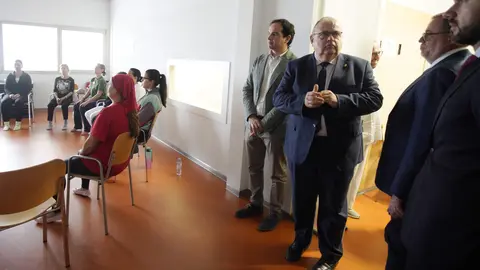 El consejero de Sanidad, Alejandro Vázquez Ramos, durante su visita la Unidad de Afrontamiento Activo del Dolor Crónico en Ponferrada. Foto: César Sánchez