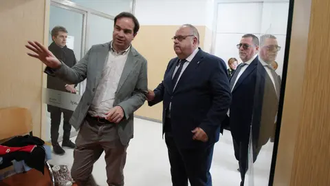 El consejero de Sanidad, Alejandro Vázquez Ramos, durante su visita la Unidad de Afrontamiento Activo del Dolor Crónico en Ponferrada. Foto: César Sánchez